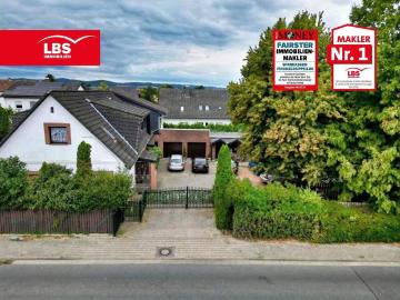 Für Familien & Investoren: In Toplage Großzügiges Zweifamilienhaus mit Büro, Garagen & Bauplatz.