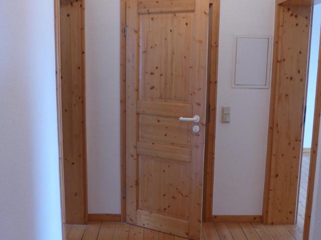 Für Holzfreunde: 2Z, Wohnküche, Bad, Flur, Abstell