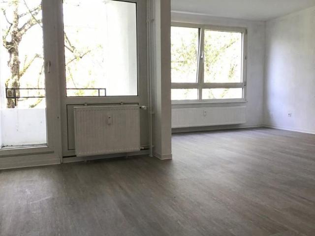 Für Ihre Familie: geräumige 3 Zimmer Wohnung mit Balkon und Blick ins Grüne!