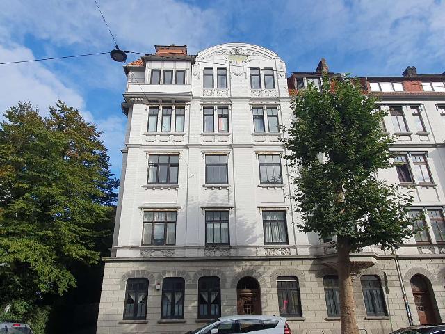 Für Sportliche: Charmante teilmöblierte 3 Zimmer Altbau Wohnung im 4. OG mit EBK