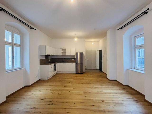 Für Pendler, Studenten, Citylover! 2 Zimmer Wohnung in historischen Mauern | Vollausgestattete Küche | Innenhof Terrasse | 3 Meter Raumhöhe | Großer Einlagerungsbereich | Bezugsfertig