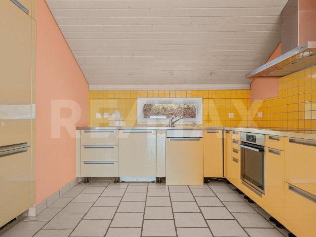 Für Renovierungsliebhaber: Familienhaus mit Seeblick