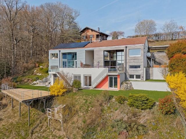 Für Renovierungsliebhaber: Familienhaus mit Seeblick