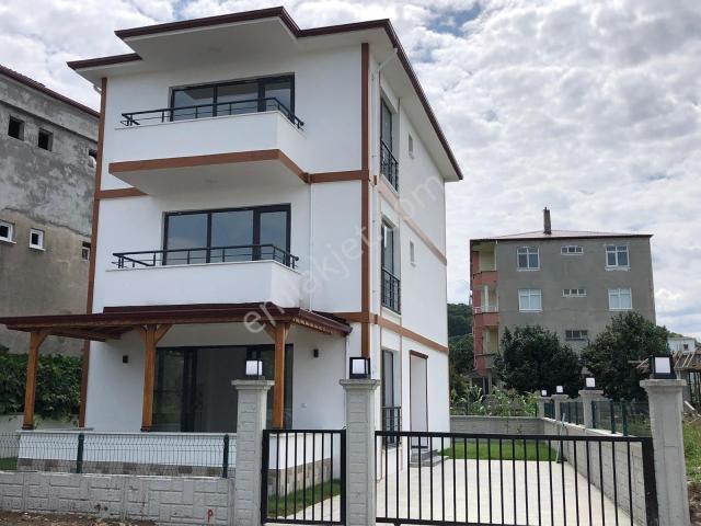 Furkan Emlak'tan Atakum Taflan'da 5+1 248m2 3 Katlı Sıfır Villa