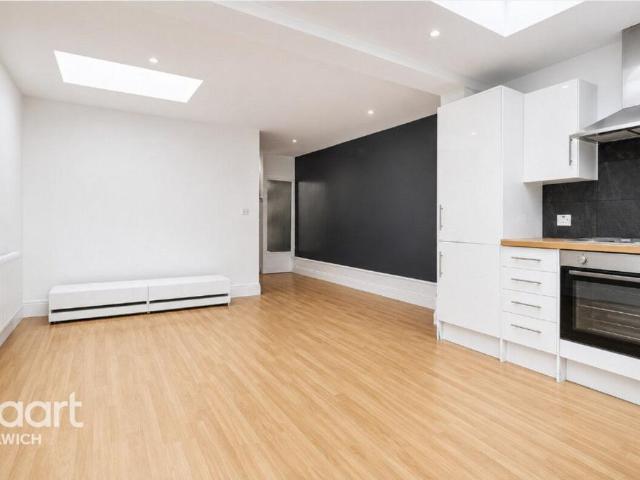 Furley Road, London 2 bed flat to rent £2,250 pcm £519 pw