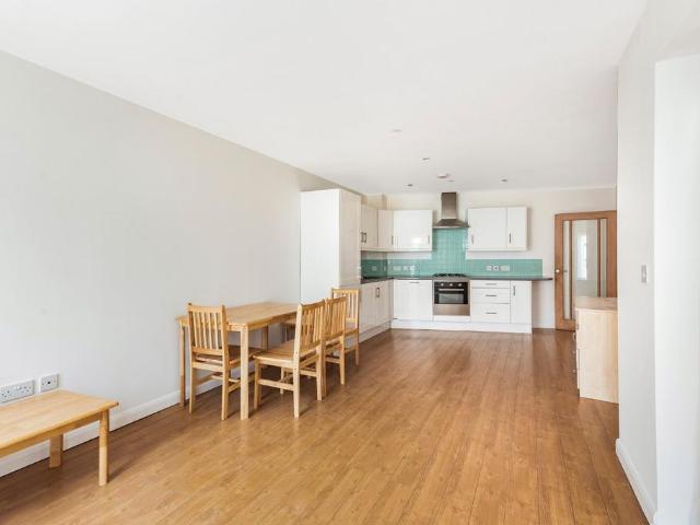 Furley Road, London, SE15 2 bed flat to rent £2,200 pcm £508 pw