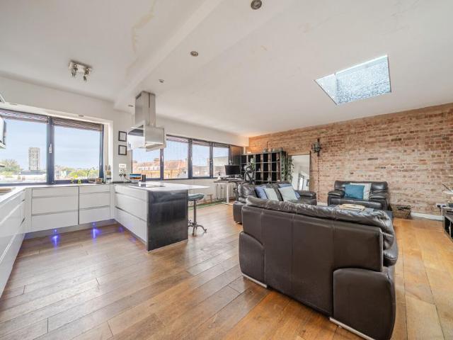 Furmage Street, Earlsfield, London, SW18 3 bed flat to rent £3,250 pcm £750 pw