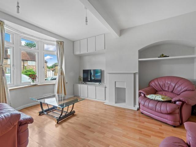 Furness Road, Morden SM4 3 bed terraced house to rent £2,350 pcm £542 pw
