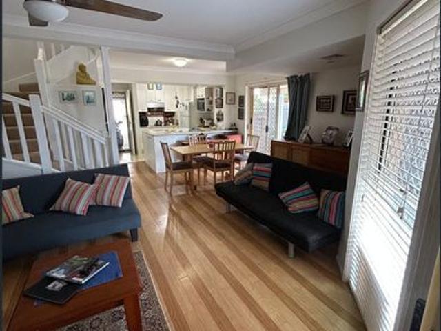 Furnished 3 Bed Townhouse, Mooloolaba with Pool $930/wk