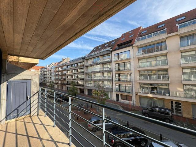 Furnished 3 bedroom apartment with garage near Rubensplein