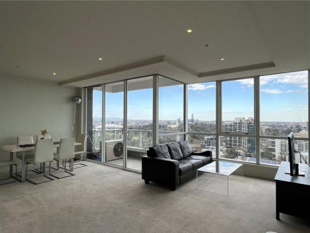 Furnished 3 bedroom apartment with 2 car parks