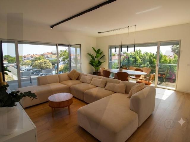 Furnished 3 Bedroom Apartment in Carcavelos – Location, Brightness & Modernity!