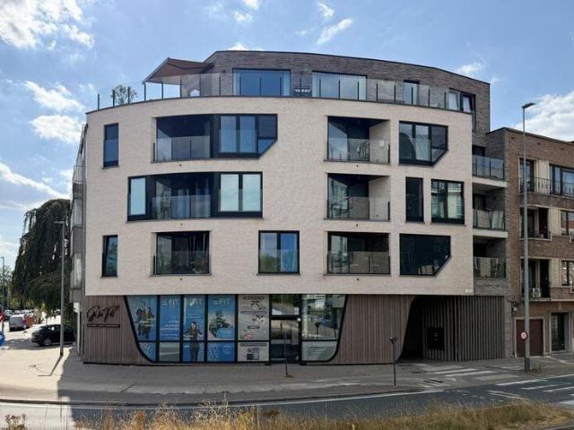Furnished 3 bedroom penthouse with terrace & garage to let …