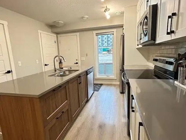 Furnished 3 Bedroom, 3 Storey Townhouse – Includes Parking & High Speed — 3 Bedrooms Townhouse
