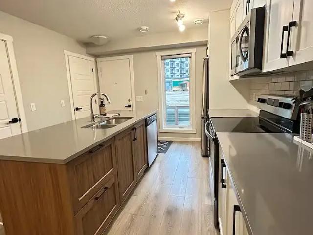 Furnished 3 Bedroom, 3 Storey Townhouse – Includes Parking & High Speed