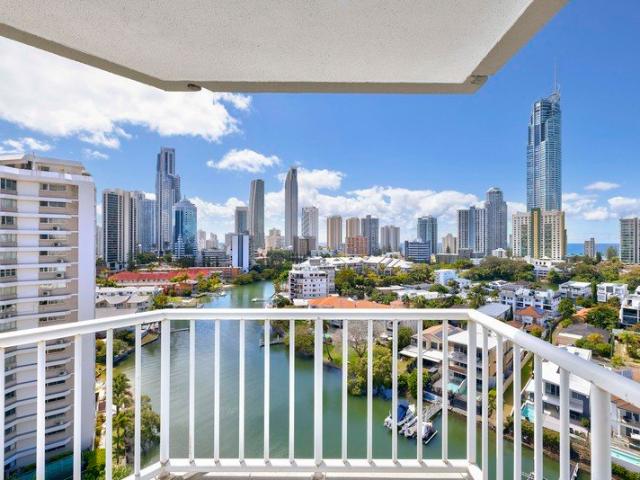 Furnished 13th floor apartment with river and skyline views
