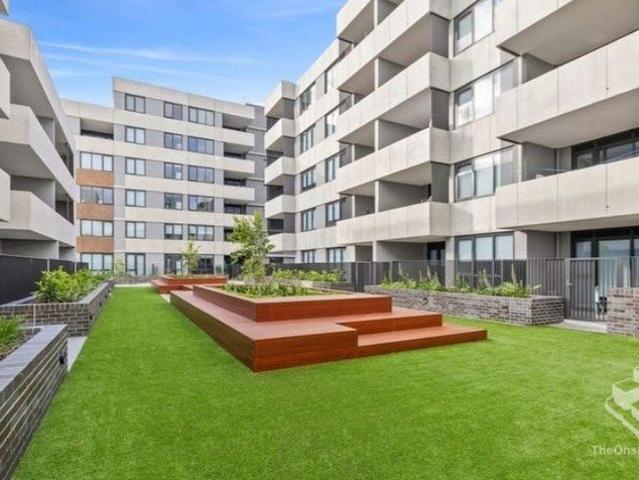Furnished 1 bed apartment with secured parking, walking distance to Clayton Station and shops and restaurants