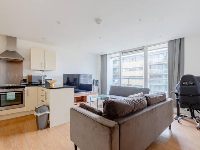 Furnished 1 bed flat, 5 minutes walk from station
