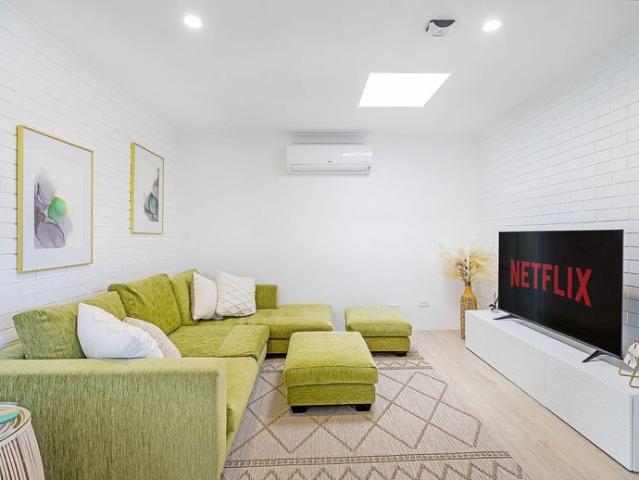 Furnished 1 bedroom Apartment with Pool & Parking – Southport