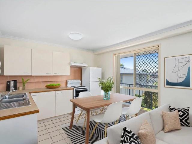 Furnished 1 Bedroom Apartment in Prime Southport Location Melrose Place Complex