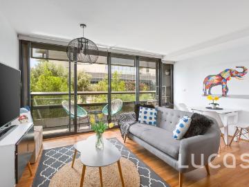 Furnished 1 bedroom in prime location on Bourke Street