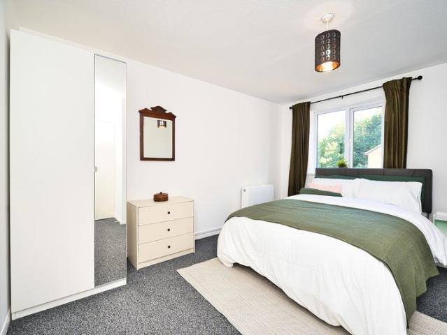 Furnished 2 Bed Apartment + Parking in Stratford
