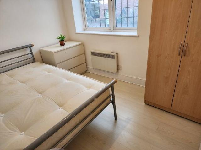 Furnished 2 bed flat at Great West Road, TW5