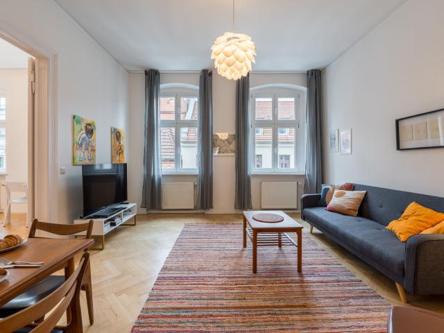 Furnished 2 Bedroom Apartment with Balcony in Berlin Mitte, Auguststraße