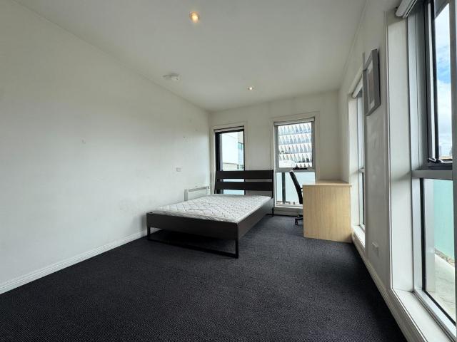 Furnished 2 Bedroom Apartment in Prime Carlton Location – Available Now!