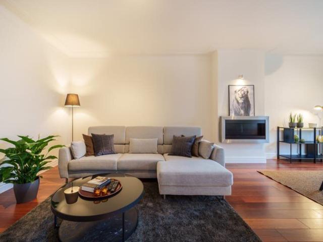 Furnished 2 bedroom apartment + parking near Central Station
