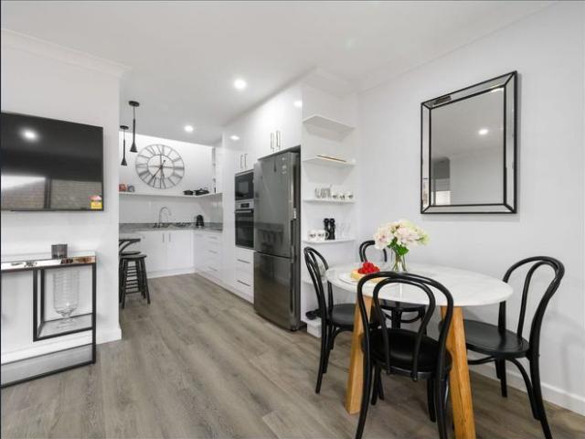 Furnished 2 Bedroom Apartment Stones Throw to Central Albury