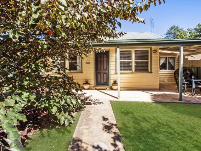 Furnished 2 bedroom cottage walking distance to Bright SHORT TERM LEASE ONLY