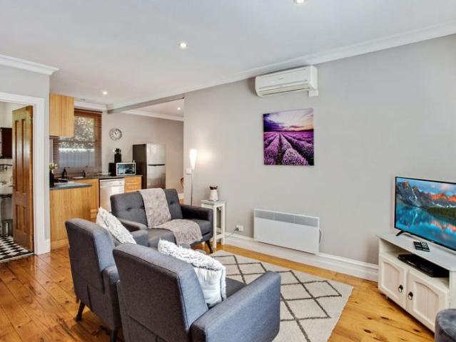 Furnished 2 bedroom cottage walking distance to Bright SHORT TERM LEASE ONLY