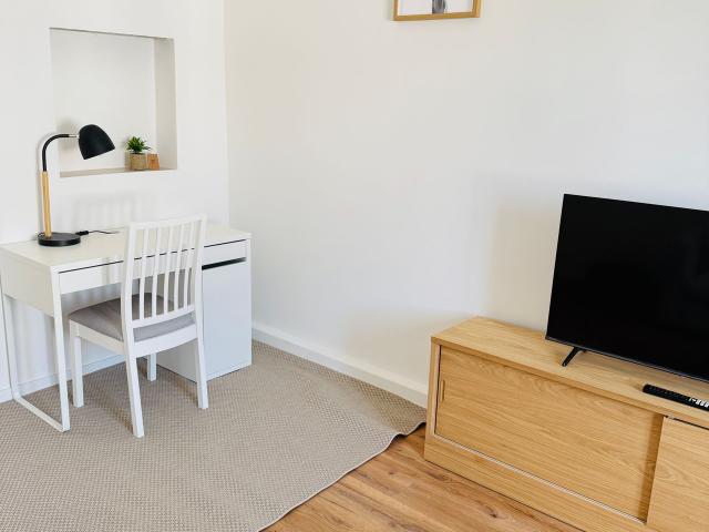 Furnished 2 Room Apartment in Leipzig Holzhausen – Balcony, High Quality Renovation, All Inclusive Rent!, Leipzig Amsterdam Apartments for Rent