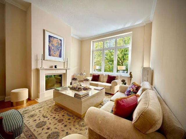 Furnished 4.5 room luxury maisonette apartment in Uhlenhorst with private garden and 2 parking spaces