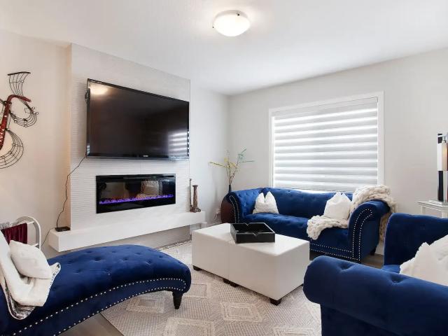 Furnished 4 Bedroom + Den Luxury Family Friendly Home — 4 Bedrooms+ Den House