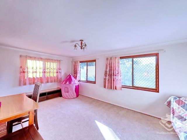 Furnished 4 bedrooms walking to school and shopping centre