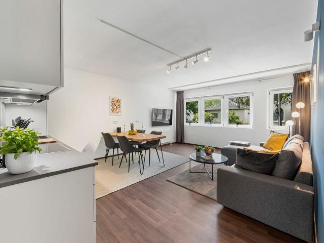 Furnished 4 Room Apartment with Winter Garden and Parking in Reinickendorf