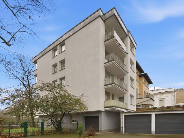 Furnished 4 room designer apartment with a view of the park