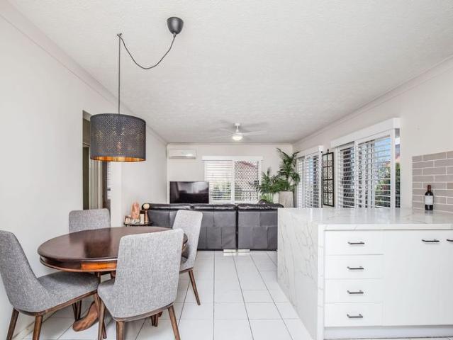 Furnished Coastal Apartment with 2 Bathrooms & Stunning Broadwater Views