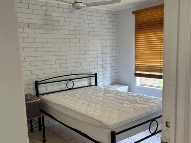 FURNISHED, COSY UNIT ON THE BEACH! A MUST SEE!