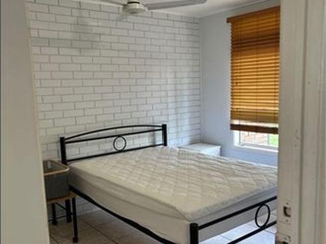 FURNISHED, COSY UNIT ON THE BEACH! A MUST SEE!