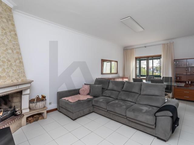 Furnished and Equipped 2 Bedroom Apartment with Balcony – Rua do Alecrim, Rinchoa Rio de Mouro