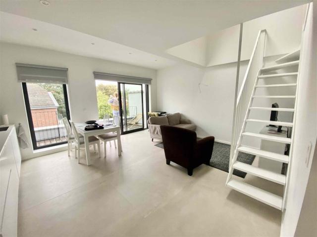 Furnished apartment a stone's throw from EU