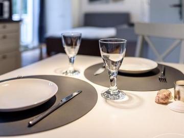 Furnished apartment for 1 expat – with balcony in a central location