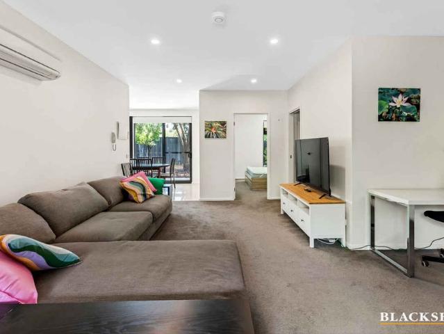 Furnished apartment ideally located in the inner north, available.