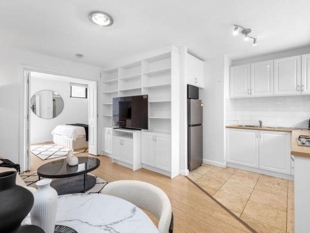 FURNISHED APARTMENT IN AN UNBEATABLE CITY FRINGE LOCATION!