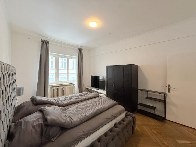 Furnished apartment in the heart of Düsseldorf – near Carlsplatz with balcony