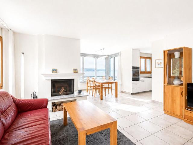 Furnished apartment with a stunning lake view next to the trainstation