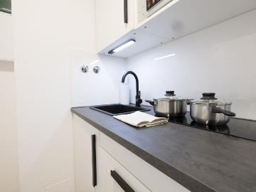 Furnished Apartment with Kitchen, Balcony & Elevator – Living in Essen Stadtwald, Essen Amsterdam Apartments for Rent